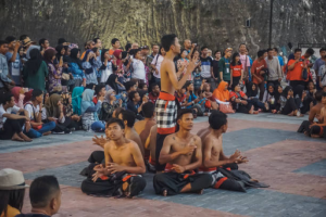 Tradisi Lokal Yang Tetap Menarik Perhatian Generasi Muda